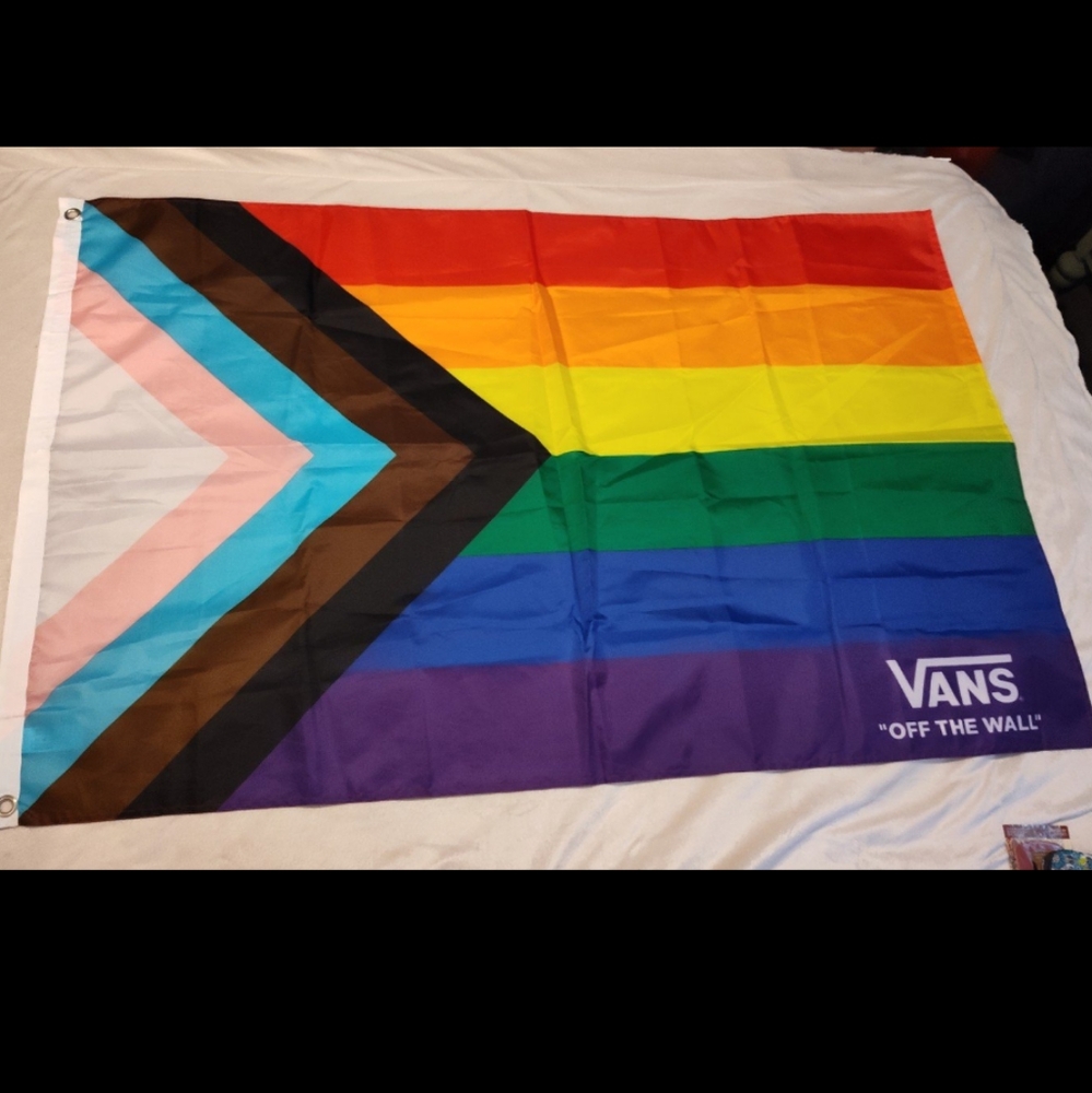 NEW! VANS PRIDE FLAG - Picture 3 of 11